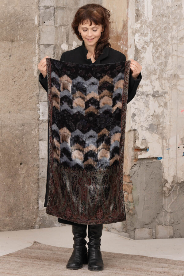 Luxurious Aura - Wool & Velvet - Image 4