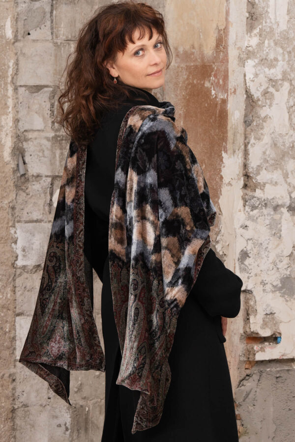 Luxurious Aura - Wool & Velvet - Image 3